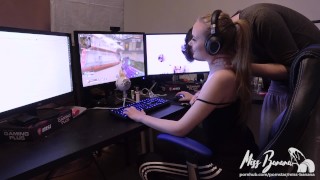 She tries to play Apex Legends