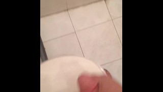 يلعب في زبه 1